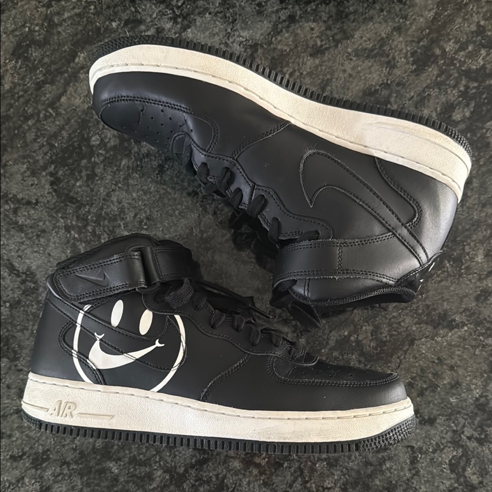 Men’s Nike Air Force Mid 1  Black and Cool Gray Sneakers, size 9,5